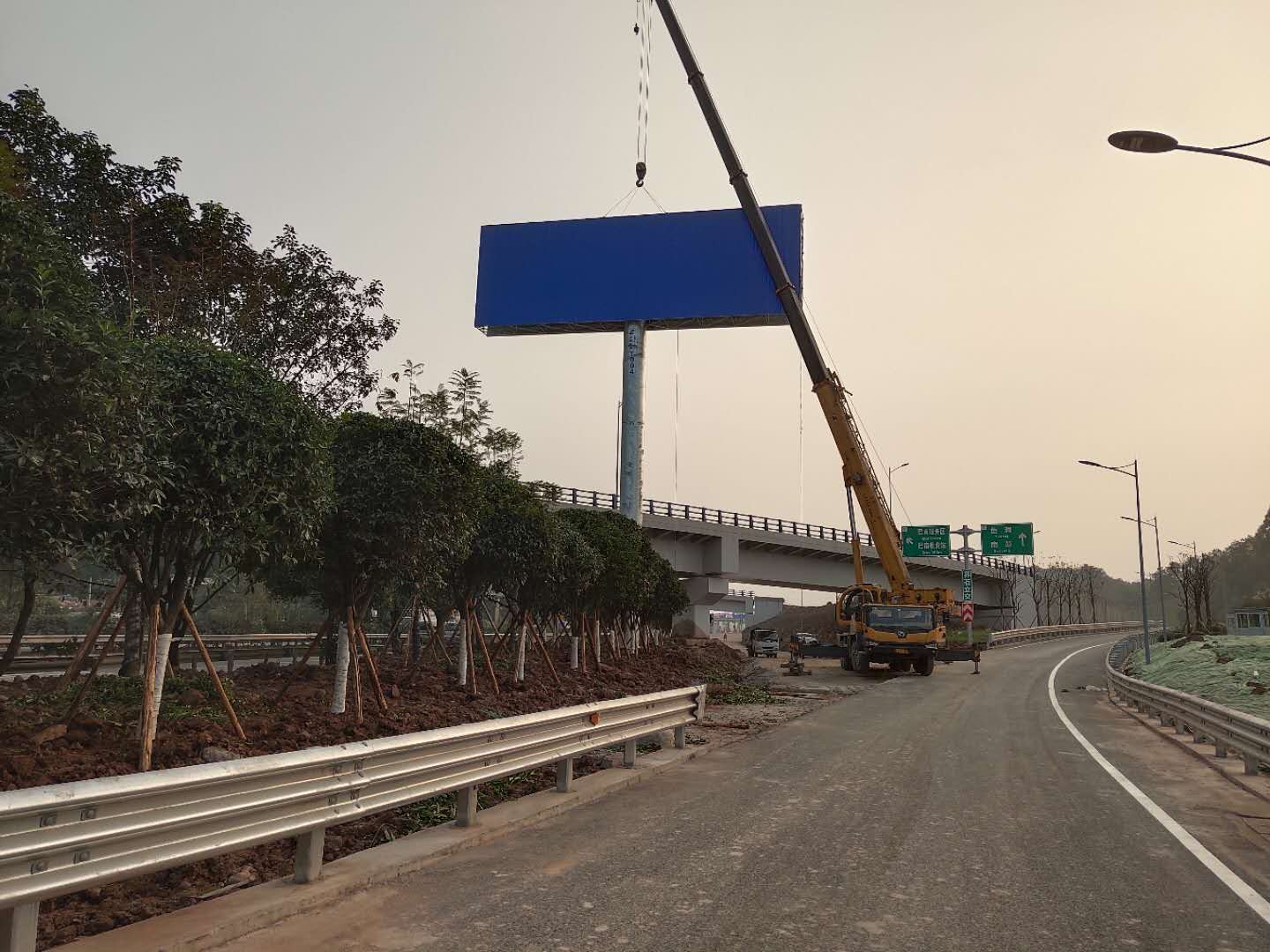 重慶網(wǎng)架高炮6x18兩面廣告牌